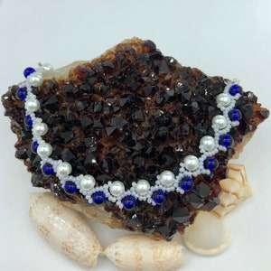 Elegante Schöne Frau Armbänder. Etwas Blaues für die Braut, Blau für eine Hochzeit.