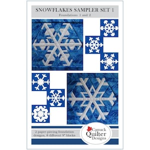 Może przedstawiać: Wzór do patchworku Snowflake Sampler Set 1 z dwoma wzorami podstawowymi do łączenia papierem i ośmioma różnymi blokami o wymiarach 23 cm. Wzór zawiera połączenie kolorów niebieskiego i białego z wzorami śnieżynek.