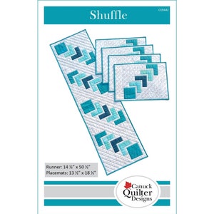 Könnte beinhalten: Ein Quiltmuster für einen Tischläufer und Platzsets. Das Muster heißt "Shuffle" und zeigt ein geometrisches Design in Blautönen und Weiß. Der Läufer misst 14 1/2 Zoll mal 50 1/2 Zoll und die Platzsets messen 13 1/2 Zoll mal 18 1/2 Zoll.