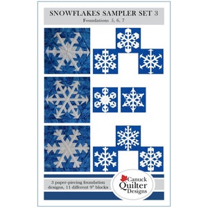 Może przedstawiać: Zestaw wzorów do patchworku z motywem płatków śniegu, seria 3, z 3 podstawowymi wzorami do łączenia papieru i 11 różnymi blokami o wymiarach 23 cm. Obraz przedstawia trzy różne wzory płatków śniegu w kolorze niebieskim i białym.