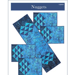 Pode incluir: Um padrão de acolchoado intitulado Nuggets da Canuck Quilter Designs com um caminho de mesa e jogos americanos em tons de azul e verde-azulado com motivos geométricos triangulares. Os jogos medem 33,66 cm por 46,99 cm e o caminho 33,66 cm por 109,22 cm.