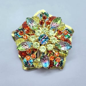 Magnifique broche multicolore vintage en verre pressé et strass des années 1950