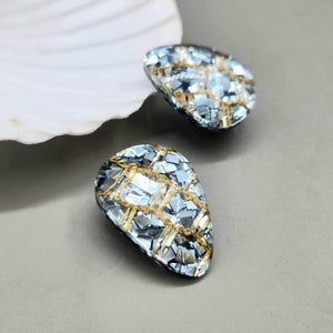 Vintage Konfetti Lucite Ohrringe in großer Tropfenform mit Hellblau & Gold Konfetti Clip On