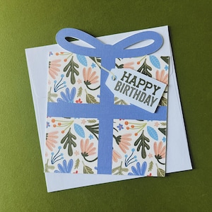 floral en forme de boîte cadeau d'anniversaire | Étiquette cadeau 3D | d'anniversaire de 5 x 5 pouces avec enveloppe | carte carrée | Blanc à l'intérieur