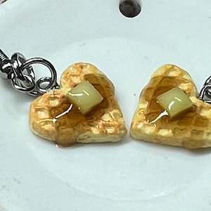 Realistische Herz Waffel mit Butter und Ahornsirup Ohrhänger, Herz Waffel Ohrringe, Lebensmittel Ohrhänger