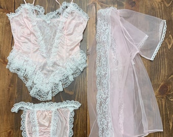 Vintage Fredericks Of Hollywood Lingerie 3 Pc Set Panty Jurk Peignoir Roze Med