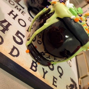 Halloween Cauldron Candy Apples, Halloween Candy Apples, Cauldron Candy Apples