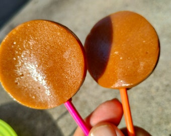 Piruletas de caramelo, paletas de caramelo salado, paletas de caramelo, caramelo casero, caramelo de bourbon