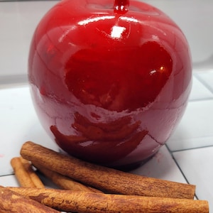 Pommes d&#39;amour à la cannelle à l&#39;ancienne