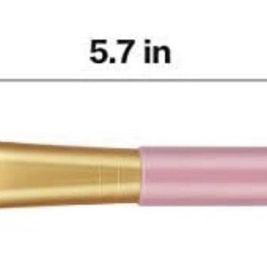 Pu&ograve; includere: Un pennello per il viso in silicone blu chiaro con manico dorato e base in plastica rosa. Il pennello &egrave; lungo 5,7 pollici.