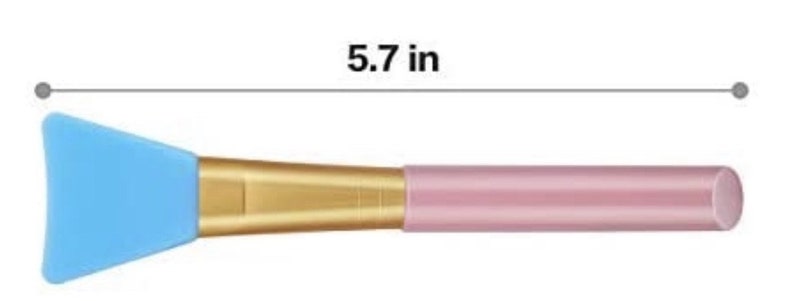 Pu&ograve; includere: Un pennello per il viso in silicone blu chiaro con manico dorato e base in plastica rosa. Il pennello &egrave; lungo 5,7 pollici.
