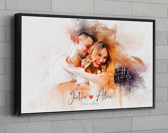Può includere: Un dipinto ad acquerello di una coppia che si abbraccia. La donna ride e l'uomo sorride. Il dipinto è in tonalità di marrone, arancione e bianco. Il testo "Julia ♥ Alex Forever & Always" è scritto in corsivo nero nella parte inferiore del dipinto.