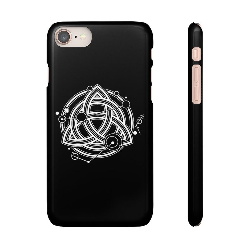 Puede incluir: Carcasa negra para iPhone con un dise&ntilde;o geom&eacute;trico blanco que presenta un nudo celta estilizado y un c&iacute;rculo con puntos alrededor.