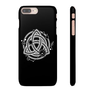 Puede incluir: Funda de tel&eacute;fono negra con un dise&ntilde;o geom&eacute;trico blanco de un triskel con c&iacute;rculos y puntos alrededor.