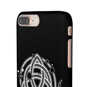 Puede incluir: Carcasa de tel&eacute;fono negra con un dise&ntilde;o geom&eacute;trico blanco que presenta un c&iacute;rculo con un tri&aacute;ngulo en su interior. El dise&ntilde;o tiene un tema celestial con peque&ntilde;os c&iacute;rculos alrededor del dise&ntilde;o principal.