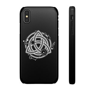 Puede incluir: Carcasa de tel&eacute;fono negra con un dise&ntilde;o geom&eacute;trico blanco de un triskel con c&iacute;rculos y l&iacute;neas. El dise&ntilde;o recuerda a un nudo celta.
