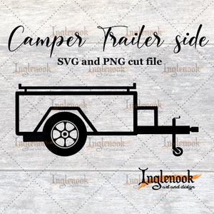 Puede incluir: Silueta en blanco y negro de una caravana con un portaequipajes en el techo. La caravana tiene una sola rueda en el lado izquierdo y una rueda más pequeña en el lado derecho. El texto "Camper Trailer side" y "SVG and PNG cut file" está encima de la imagen.