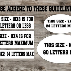 Pu&ograve; includere: Un cartello di legno con testo bianco su sfondo nero. Il cartello fornisce linee guida per la creazione di cartelli personalizzati con diverse dimensioni e conte massime di lettere. Il testo recita: "PLEASE ADHERE TO THESE GUIDELINES: THIS SIZE - 10X3 IS FOR 40 LETTERS OR LESS THIS SIZE - 11X4 IS FOR 41-60 LETTERS MAXIMUM 8X2 14 LETTERS MAX THIS SIZE - 7X4 24 LETTERS MAX THIS SIZE - 10X6 60 LETTERS MAX"