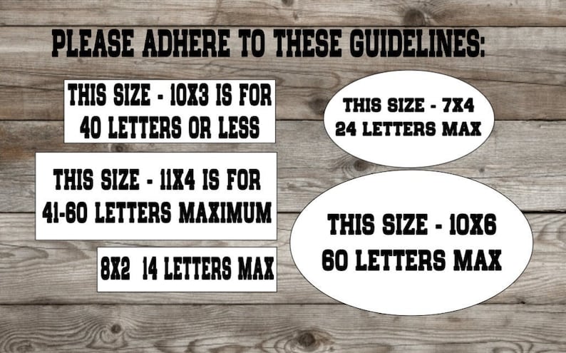 Pu&ograve; includere: Un cartello di legno con testo bianco su sfondo nero. Il cartello fornisce linee guida per la creazione di cartelli personalizzati con diverse dimensioni e conte massime di lettere. Il testo recita: "PLEASE ADHERE TO THESE GUIDELINES: THIS SIZE - 10X3 IS FOR 40 LETTERS OR LESS THIS SIZE - 11X4 IS FOR 41-60 LETTERS MAXIMUM 8X2 14 LETTERS MAX THIS SIZE - 7X4 24 LETTERS MAX THIS SIZE - 10X6 60 LETTERS MAX"