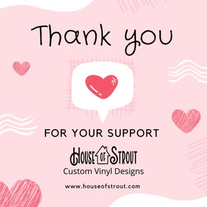 Pu&ograve; includere: Grafica rosa e bianca con il testo "Grazie" e "Per il tuo supporto". La grafica include anche un fumetto con un cuore rosso all'interno e il testo "House of Strout Custom Vinyl Designs www.houseofstrout.com".
