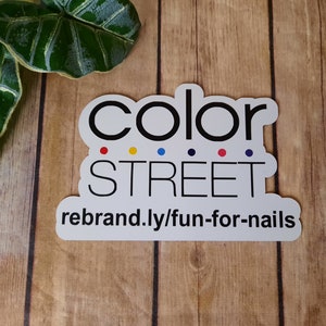 Pu&ograve; includere: Etichetta bianca con il testo "color STREET" in nero con una fila di punti colorati sotto la parola "color" e il testo "rebrand.ly/fun-for-nails" sotto la parola "STREET".
