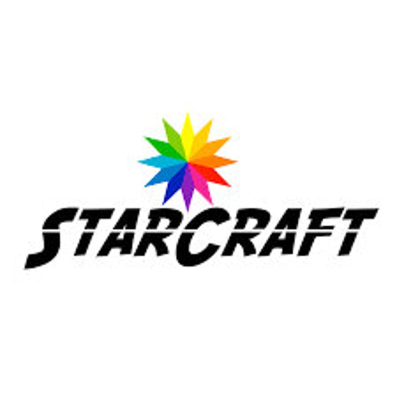 Pode incluir: O logotipo do StarCraft apresenta uma marca de palavra preta estilizada com um estouro de estrela arco-&iacute;ris no fundo. O estouro de estrela tem oito pontas e &eacute; composto por vermelho, laranja, amarelo, verde, azul, &iacute;ndigo e violeta.