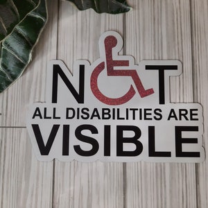 Pode incluir: Um adesivo branco com texto preto que diz "NOT ALL DISABILITIES ARE VISIBLE" e um s&iacute;mbolo de cadeira de rodas de glitter vermelho.