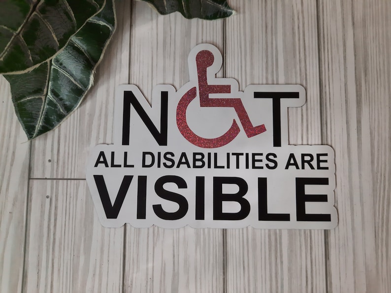 Pode incluir: Um adesivo branco com texto preto que diz "NOT ALL DISABILITIES ARE VISIBLE" e um s&iacute;mbolo de cadeira de rodas de glitter vermelho.