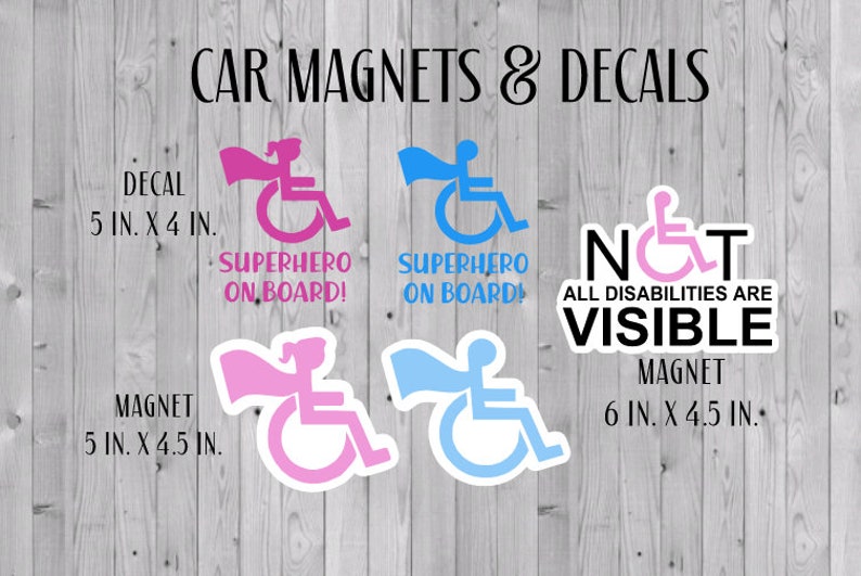 Pode incluir: Quatro &iacute;m&atilde;s e adesivos de carro com um super-her&oacute;i em cadeira de rodas. Dois s&atilde;o rosa e dois s&atilde;o azuis. Os rosa dizem "Super-her&oacute;i a bordo!" e os azuis dizem "Super-her&oacute;i a bordo!" O outro &iacute;m&atilde; diz "Nem todas as defici&ecirc;ncias s&atilde;o vis&iacute;veis" com um s&iacute;mbolo de cadeira de rodas rosa. Os adesivos medem 5 polegadas por 4 polegadas e os &iacute;m&atilde;s medem 5 polegadas por 4,5 polegadas.