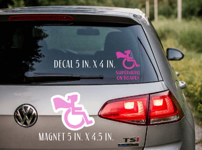 Pode incluir: Um conjunto de decalques e &iacute;m&atilde;s para carro com um super-her&oacute;i de cadeira de rodas rosa. O decalque e o &iacute;m&atilde; medem 5 polegadas por 4 polegadas e 5 polegadas por 4,5 polegadas, respectivamente. O texto no decalque diz "Superhero on Board!"