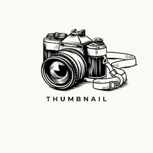 Puede incluir: Ilustración en blanco y negro de una cámara vintage con lente, correa y la palabra "THUMBNAIL" en la parte inferior. La cámara está detallada con líneas y sombreado, sugiriendo un diseño clásico. La correa está drapeada hacia un lado.