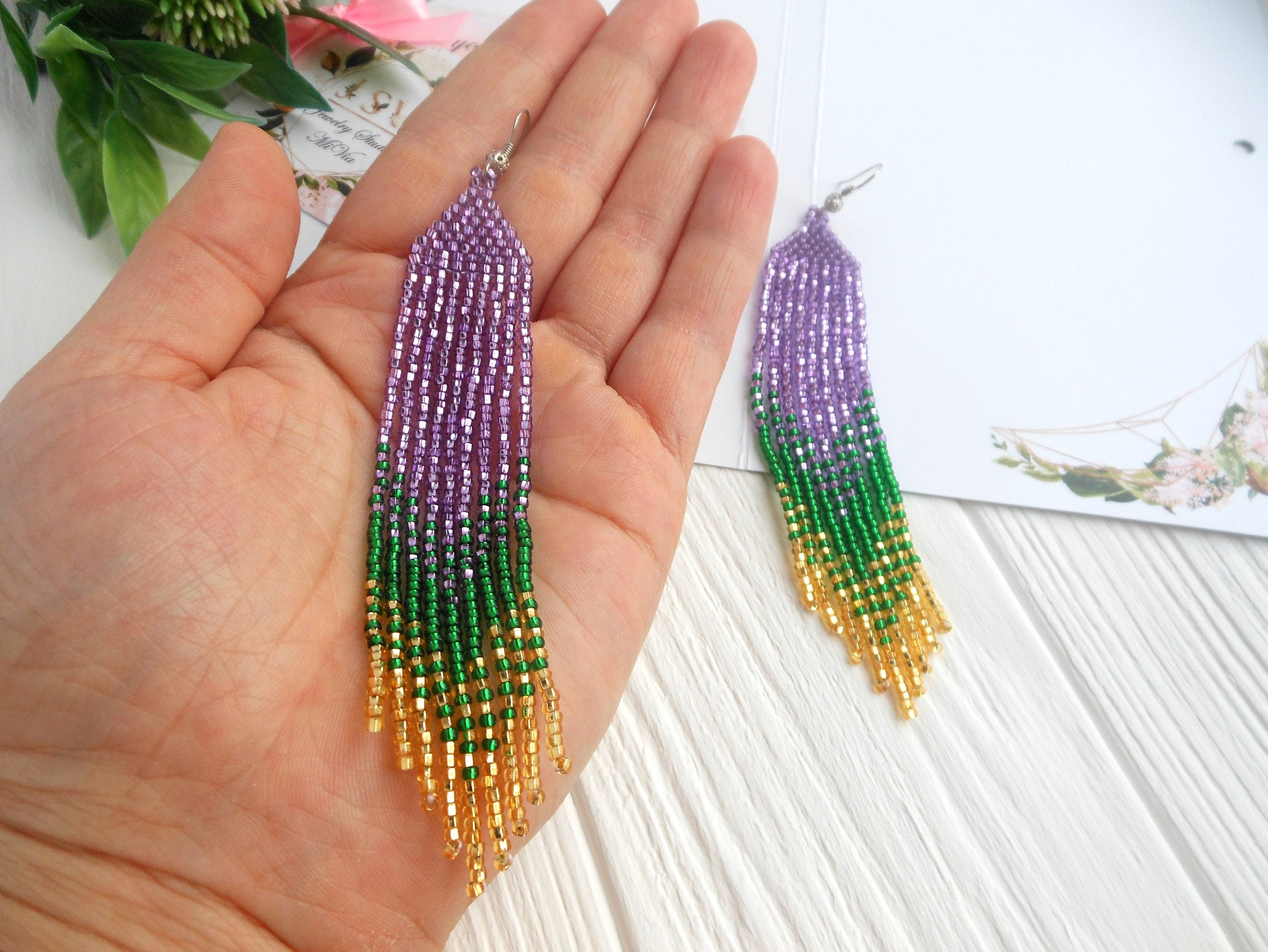 Mardi Gras Ohrringe baumeln, lange Aussage Ohrringe, Festival Perlen Ohrringe, Frauen glänzende Ohrringe lila grün gold, Mardi Gras Geschenk