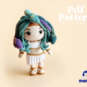Könnte beinhalten: Häkelanleitung für eine Amigurumi-Puppe mit grünen Haaren und Schlangen, betitelt "Pdf Pattern Instant Download".