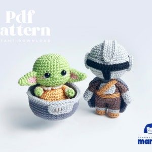 Puede incluir: Patrón de crochet PDF para descargar para hacer un Baby Yoda verde y un Mandaloriano gris. El patrón incluye instrucciones para tejer a crochet los personajes y sus accesorios.