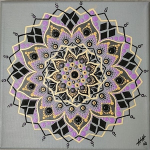Può includere: Una tela quadrata con un design mandala centrale dipinto con la tecnica del puntinismo. Il motivo utilizza una tavolozza di colori lavanda, oro e nero su uno sfondo grigio solido. Il design include cerchi concentrici e forme a diamante.