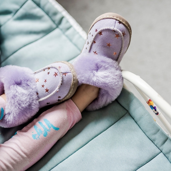 Bottines en peau de mouton pour enfants, chaussons bébé imprimé étoiles lilas, chaussures de maison moelleuses pour enfants, pointure 26-35