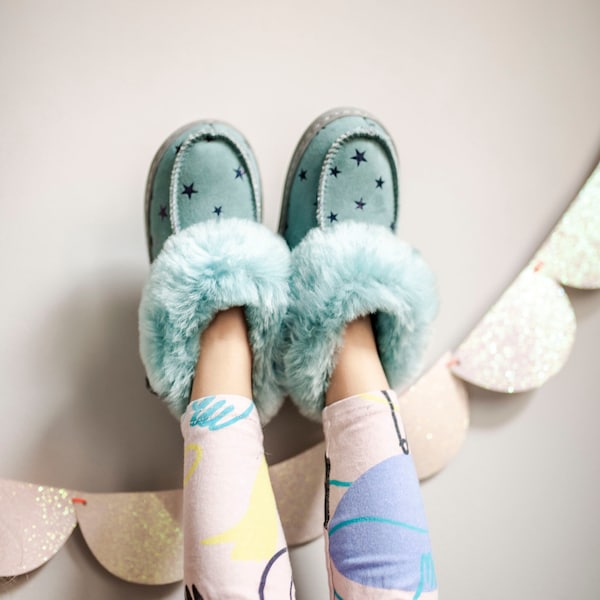 Chaussons en peau de mouton pour enfants, étoiles brillantes turquoises, chaussons duveteux 100 % naturels, chaussons chauds et confortables pour fille, tailles 31-35