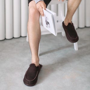 Mules pour hommes en peau de mouton - mocassins en cuir marron faits main, chaussures d'intérieur confortables doublées de laine image 6