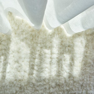 Handgewebter Lammfell Teppich, Schafwollteppich Ecru, natürliches Schaffell Bild 7