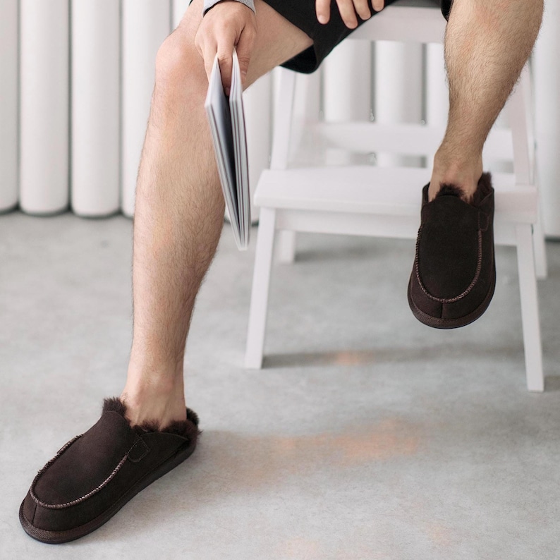 Mules pour hommes en peau de mouton - mocassins en cuir marron faits main, chaussures d'intérieur confortables doublées de laine image 1
