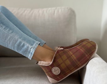 Pantoufles en peau de mouton à carreaux, chaussures chaleureuses avec semelle souple, chaussons en cuir pour femmes, cadeau parfait pour elle, chaussons tartan rouges