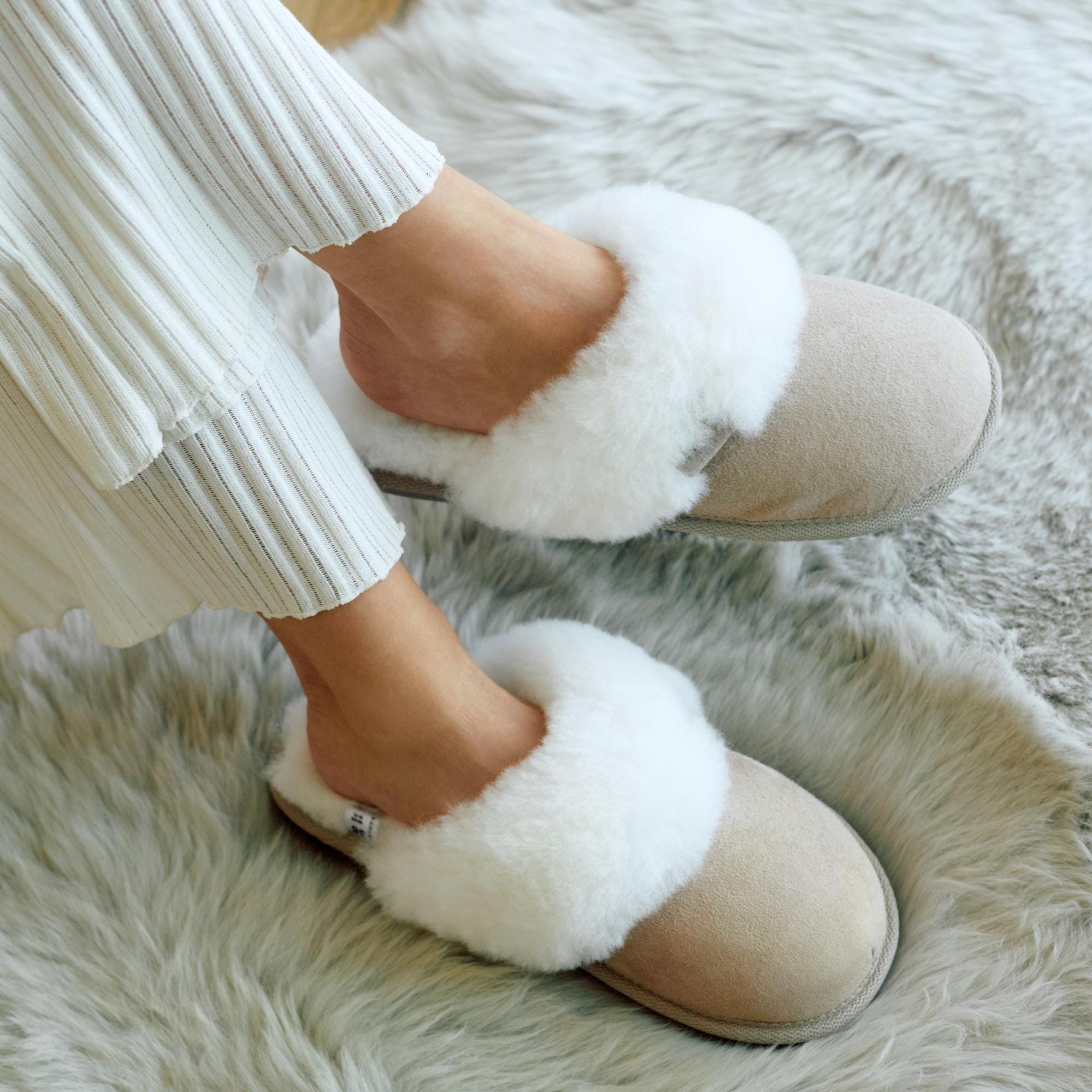 Hollert Damen Merino Lammfell Hausschuhe FRAU HOLLE BRAUN Pantoffeln