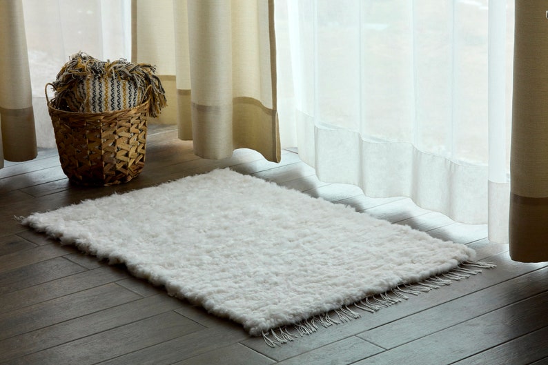 Tapis blanc noué à la main de luxe 60 x 100 cm, tapis de chevet exclusif, tapis en laine de mouton 100 % naturelle pour la maison, idée cadeau naturelle faite main image 3