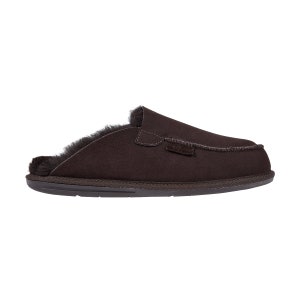 Peut inclure: Pantoufles en daim marron avec doublure en peau de mouton. Les pantoufles ont une pointe ferm&eacute;e et un design &agrave; enfiler.