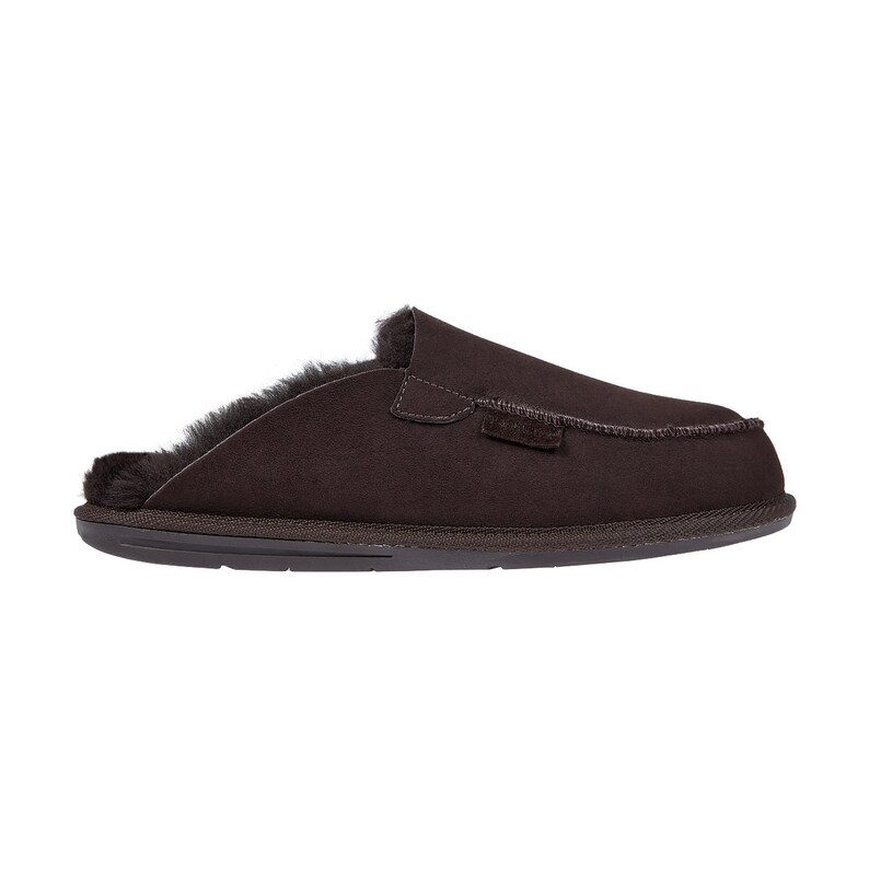 Peut inclure: Pantoufles en daim marron avec doublure en peau de mouton. Les pantoufles ont une pointe ferm&eacute;e et un design &agrave; enfiler.