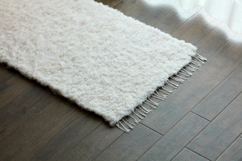 Tapis blanc noué à la main de luxe 60 x 100 cm, tapis de chevet exclusif, tapis en laine de mouton 100 % naturelle pour la maison, idée cadeau naturelle faite main image 5