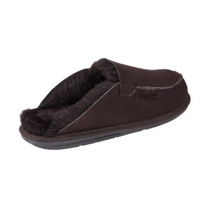 Peut inclure: Pantoufles en daim marron avec doublure en fausse fourrure. Les pantoufles ont une pointe ferm&eacute;e et un design &agrave; enfiler.