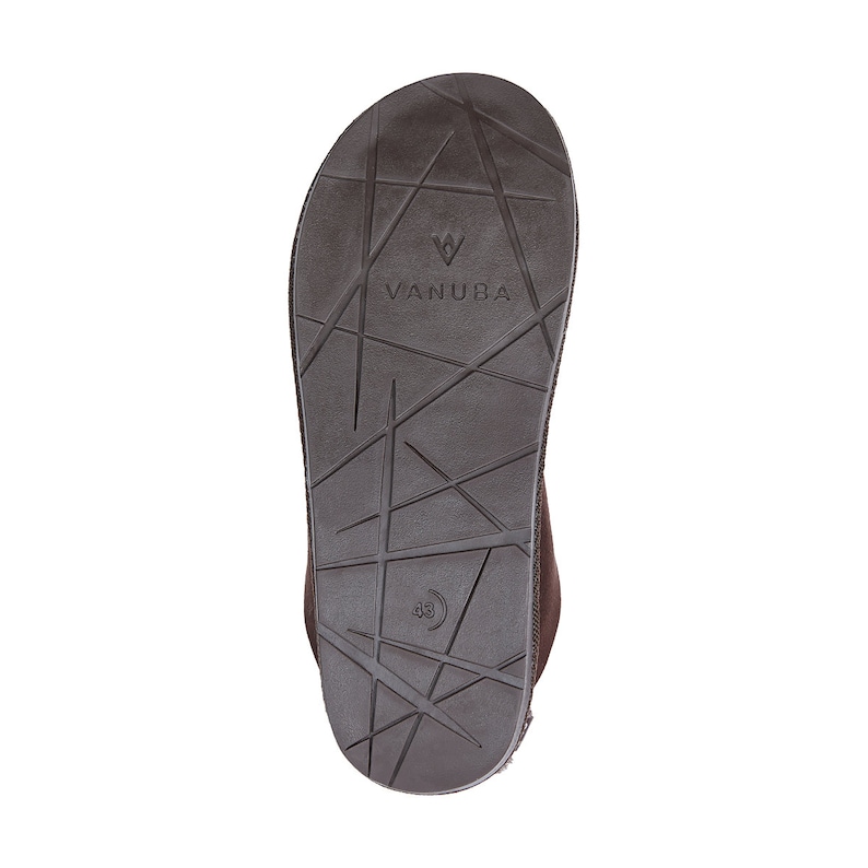 Peut inclure: La semelle d'une chaussure en daim marron avec une semelle en caoutchouc noir. La semelle a un motif g&eacute;om&eacute;trique et le nom de la marque "VANUBA" est imprim&eacute; sur la semelle.