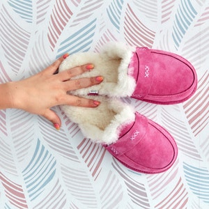 Luxury Pink Slip on Slippers for Women 36-42, Natural 100% Sheepskin Moccasins mule , Fluffy Wool Flip-flops, stylish, gift idea for her image 4