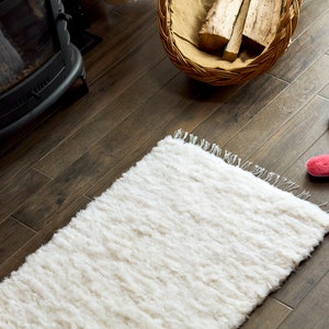 Tapis blanc noué à la main de luxe 60 x 100 cm, tapis de chevet exclusif, tapis en laine de mouton 100 % naturelle pour la maison, idée cadeau naturelle faite main image 6